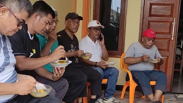 Berkah kolak ketan dan semangat berbagi warga Banuaran mengiringi pemasangan 18 titik PJU melalui Pokir H. Rusdi. Kisah religius penuh kearifan lokal Minangkabau.